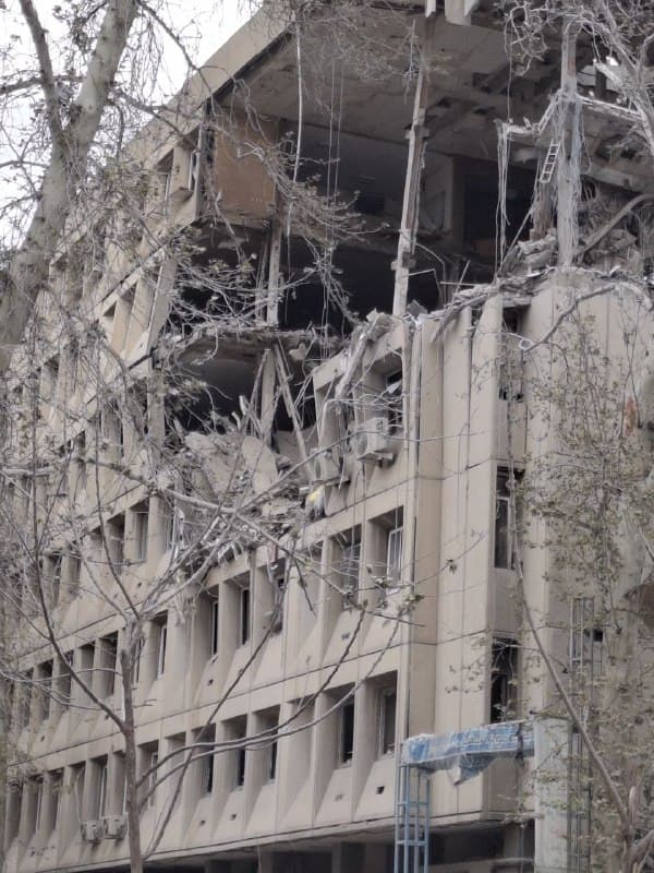 تصاویر دریافتی: 'ساختمانی که بامداد جمعه ۲۹ اسفند در خیابان فلسطین #تهران تقاطع بزرگمهر هدف قرار گرفت.'
Vahid
📡 @VahidOnline