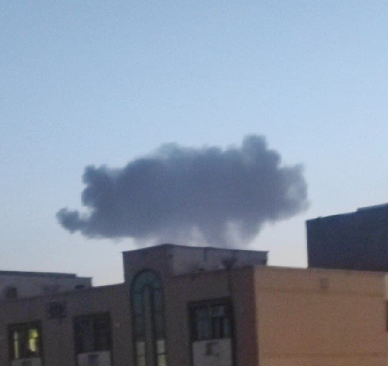 اهواز، گلستان سمت پارک قوری (داریوش)، امروز شنبه یکم فروردین، ساعت ۶ صبح، پنج تا زدن داخلش.
سمت لشکر فکر کنم داره میزه یا زاغه مهمات رو زده چون هی صدای ترکیدن میاد
از جای جای اهواز صدا میاد هنوز.
- دودی که هست سمت بیمارستان اعصاب و روان و خونه های مخفی سپاهه. هفته پیش همین لوکیشن رو زده بودن.
امروزم باز همون حدود رو زدن.
- یه چیزی رو زده داخل اهواز از همون حدودای ۶ صبح تا الان (نزدیک یک ساعت) داره منفجر میشه بند نمیاد. نمیدونم چیه صدا اما از سمت لشکر اونورا میاد.
- سلام من اهوازم
پارک ریتاج رو زدن. همه مهمات رو توی پارک گذاشتن. خونه ما حدودا پشت پارک میشه. برقمون قطع شده، شیشهها شکستن.
@mamlekate