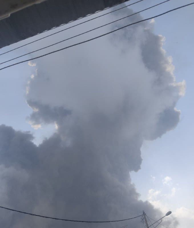 تصاویر دریافتی: 'امروز ساعت ۱۱:۴۵ چهار انفجار شدید پایگاه چهارم شکاری #دزفول و #اندیمشک رو لرزوند'
در پیامها میگن شیشههای خانههای زیادی شکسته.
شنبه یک فروردین
Vahid
📡 @VahidOnline