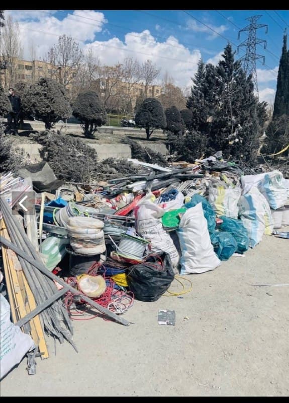 چند پیام داشتم درباره اینکه 'حدود ساعت ۳:۳۵ بامداد شنبه شهرک محلاتی آزادگان در مینیسیتی هدف حمله قرار گرفته'.
یکی نوشته ۴ ساختمان خراب شده و یکیش هم تعویض روغنی بود.
فرستنده این تصاویر نوشته 'از سمت بلوار بسیج شرقی تا آزادگان سوم تخریب شده.'
شنبه یک فروردین
Vahid
📡 @VahidOnline