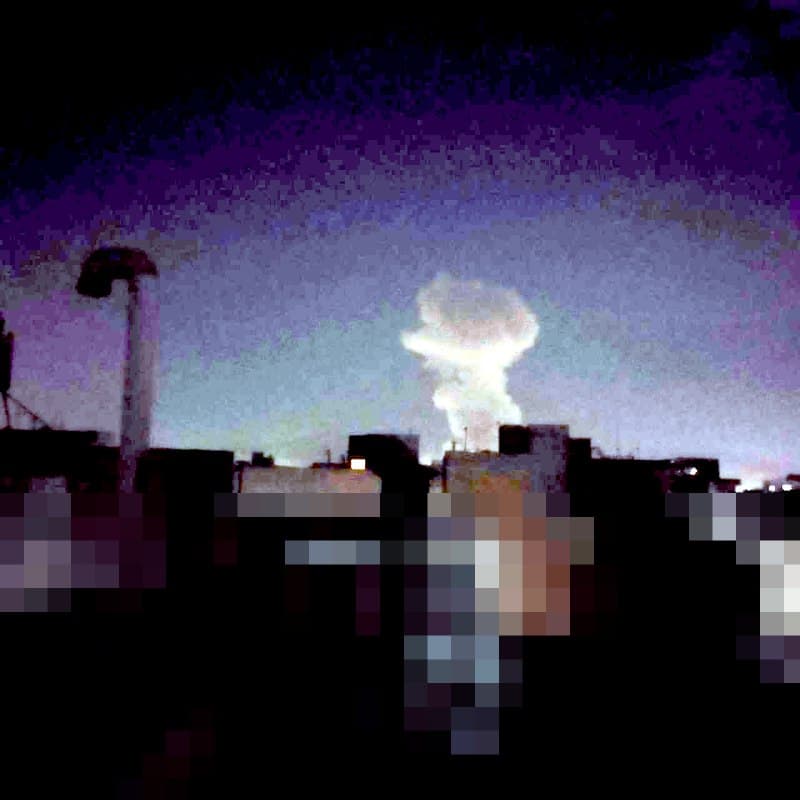 بعضی از شهروندان در پیامها میگن هدف حمله به شرق #تهران، محدودهای حوالی پادگان نیروی هوایی بین خیابان پیروزی و دماوند به نظر میرسه.
یکشنبه ۲ فروردین
Vahid
پیامهای تاییدنشده دیگر:
ما نیروهوایی هستیم. چندتا موشک مثل دیروز صبح با ارتفاع کن رد شد ته نیروهوایی زد
دود زیادی از سمت ستاد کل ارتش نیروهوایی از پشت بوم دیده میشه.
۴ راه نظام اباد بستن با موتور همین الان ساعت ۲۰:۴۸ نمیذاشتن بریم
بدون تجهیزات بودن فقط ۳ ۴ نفر با موتور وایساده بودن بنظرم اونجا رو زده الان
اگر خضرایی بود خ حسینی اینا رو هم میبستن
یه جا تو نظام اباد زده.
پادگان چکش و بود حمله ساعت 20.30
دو موج دوتایی مجموعا چهارتا انفجار.
📡 @VahidOnline