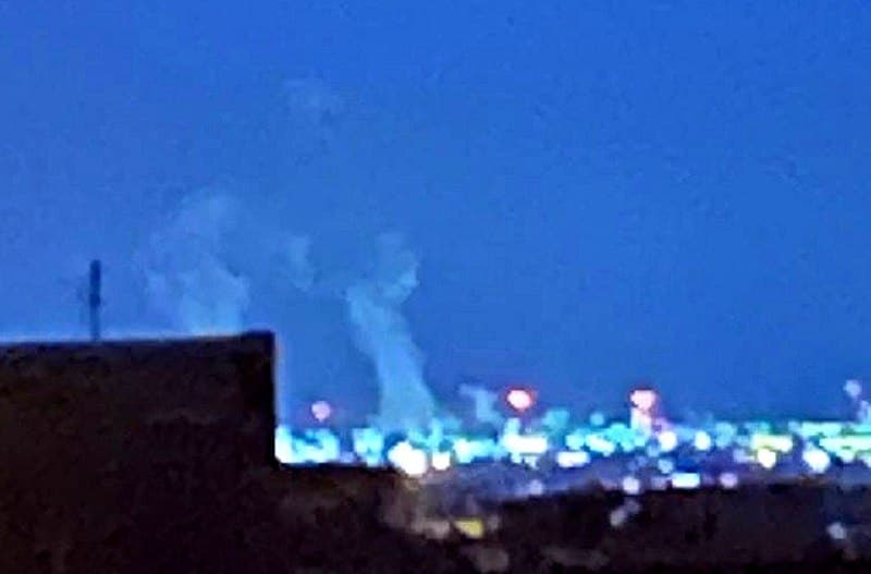 - اصفهان ۰۴:۱۵ صدای ۳تا انفجار شدید اومد
- این بار پنجمه میان سراغ اصفهان
- ۳ فروردین ساعت ۴ و ۱۵ دقیقه صبح
اصفهان از نصف شب ۳ فروردین، اتفاقهای عجیبی داره میوفته
چندین تا انفجار داشتیم
همین الان یکی دیگه
بدون اینکه صدای جنگنده داشته باشیم قبل، حین یا بعدش
دفعه اوله چنین چیزی تجربه میشه
اصلا هیچ صدایی غیر از صدای انفجار نیست
- اصفهان یکم وقت پیش ساعت ۴ و ۱۵ دقیقه صدای انفجارای مهیبی اومد ۳ تا انفجار
فکر میکنم سمت جنوب یا مرکزو زد
ما که شمال اصفهانیمم صدای انفجار و لرزشش رو شنیدیم
+ تصویر:
سمت جاده شاهین شهر
قبل پالایشگاه و نیروگاه منتظری
@mamlekate