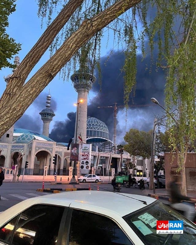 تصویر ارسالشده به ایراناینترنشنال، وقوع انفجاری را در اصفهان در دوشنبه سوم فروردین نشان میدهد.
🏁 🇬🇧 IranintlTV
🤖 @VahidOOnLine