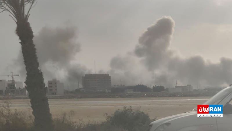 تصویر ارسالشده به ایراناینترنشنال انفجارهای پی در پی را در حوالی فرودگاه بوشهر در دوشنبه سوم فروردین نشان میدهد.
🏁 🇬🇧 IranintlTV
🤖 @VahidOOnLine