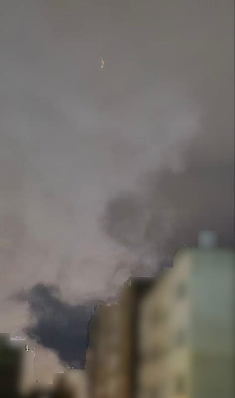 عکس دریافتی با پیام: #بندرعباس ساعت ۴:۱۰ صدای جنگنده بعدم چندتا انفجار خیلی شدید اومد دود هم بلند شد. محدوده گلشهر شمالی و رسالت صدا خیلی بلند بود'
پنجشنبه ۶ فروردین
Vahid
در پیامهایی میگن در خیابان دانشگاه ۱۶ یک ساختمان ۸ یا ۹ طبقه هدف قرار گرفته.
ویدیویی هم از این خیابان دریافت کردم که چون از پشت پنجره مشخصی فیلمبرداری شده نمیتونم منتشر کنم ولی چیزی هم جز فضای غبارآلود کوچه رو نشون نمیده و محل واقعه در دید دوربین نیست.
📡 @VahidOnline