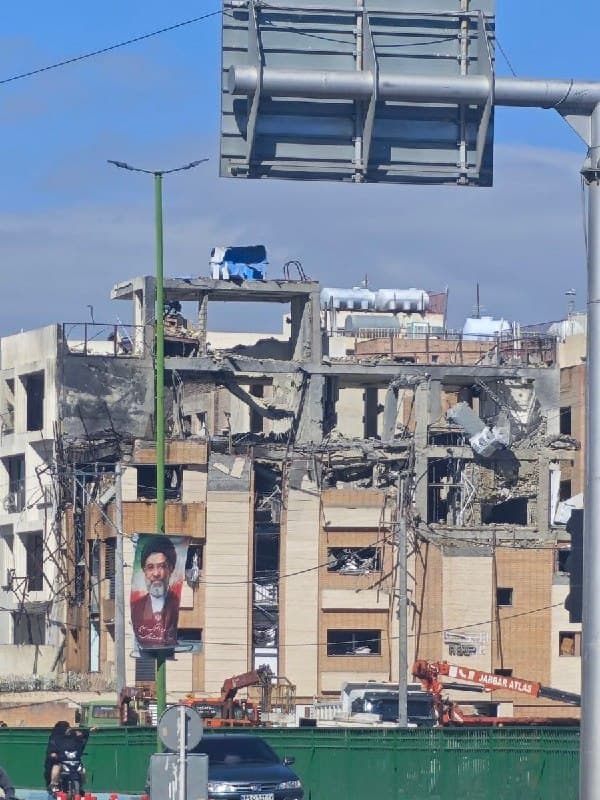 «اصفهان خیابان باهنر وضعیت محل برخورد ساعت ۰۳:۱۵ پنجشنبه ۶ فروردین. هدفمند بوده ظاهرا. روبهرو ساختمان شورای سابق که خیلیا فکر میکردن اونجارو زده»
@mamlekate مملکته