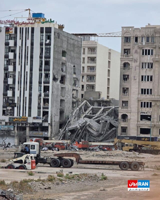 تصویر رسیده به ایراناینترنشنال، ساختمان ویرانشدهای را در بندرعباس نشان میدهد که بامداد پنجشنبه ششم اسفند هدف حمله هوایی قرار گرفته است. بر اساس گزارشها، علیرضا تنگسیری، فرمانده نیروی دریایی سپاه در این حمله کشته شده است.
🏁 🇬🇧 IranintlTV
🤖 @VahidOOnLine