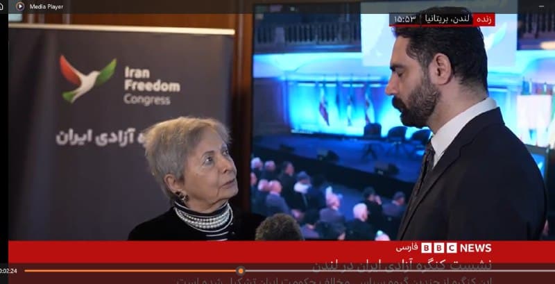 🔻در نخستین روز «کنگره آزادی ایران» در سالن چرچ هاوس در مرکز لندن، با محوریت «گذر از جمهوری اسلامی» چندین نفر به سخنرانی پرداختند. از بین مدعوین خانم مهرانگیز کار، حقوقدان، از سخنرانی انصراف داد.
خانم کار در گفتو گو با بیبیسی فارسی علت این امر را «لحاط نکردن الویت مشکل فعلی و فوری ایران که شرایط جنگی و خطرهای جدی برای تمامیت ارضی و مردم ایران»، عنوان کرد.
این کنگره که در روزهای ۸ و ۹ فروردین/ ۲۸ و۲۹ مارس در لندن برگزار میشود، دربرگیرنده صحبتها و تبادل نظر جمعی از احزاب، تشکلها، جریانهای فکری، گروههای مختلف سیاسی و فرهنگی، و چهره‎های مخالف جمهوری اسلامی است که با هدف تلاش برای «ایجاد گفتوگو و همگرایی میان دموکراسیخواهان» گرد هم آمدهاند.
ببینید: گفتگوی فرزاد صیفیکاران با مهرانگیز کار
🇬🇧 BBCPersian
🤖 @VahidHeadline