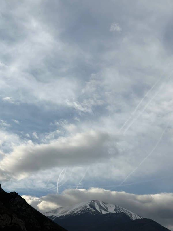 آسمون مرزن آباد ۷:۱۰
الان ساعت ۷:۱۸ دقیقه بیشتر از ۱۰ دقیقه س ممتد جنگنده ها دارن از کلاردشت رد میشن
آسمون تنکابن الان یک ربعه ممتد صدای عبور جنگنده میاد
📡 @VahidOnline