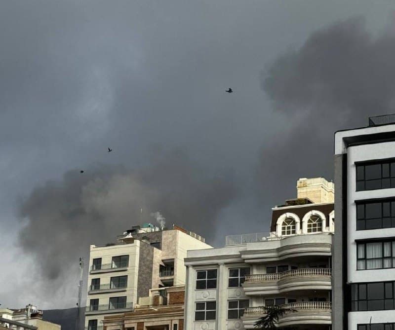 📝تهران زعفرانیه ۷:۲۰ صبح دو تا انفجار. بالای نیاززاده زده. احتمالا اردوگاه شهید چمرانو زده که اردوگاه بسیجه. چون شیشه هامون لرزید
@mamlekate