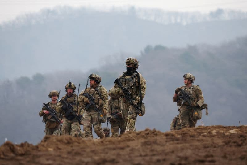 ☝️ واشینگتنپست: پنتاگون خود را برای عملیات زمینی چند هفتهای در ایران آماده میکند
در حالی که جنگ میان ایالات متحده و جمهوری اسلامی وارد مرحلهای حساس شده، پنتاگون در حال آمادهسازی برای اجرای احتمالی عملیات زمینی در ایران است؛ اقدامی که در صورت تایید دونالد ترامپ میتواند فصل تازه و پرریسکی از این درگیری را رقم بزند.
@mamlekate