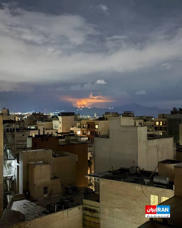 تصویر رسیده به ایراناینترنشنال، دود ناشی از انفجاری مهیب را در حوالی روستای لتینگان شهرستان نوشهر در استان مازندران پس از حملات هوایی یکشنبه نهم فروردین نشان میدهد.
🏁 🇬🇧 IranintlTV
🤖 @VahidOOnLine