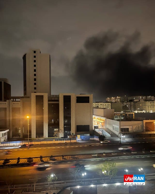 تصویر ارسالشده به ایراناینترنشنال، دود سیاه انفجاری مهیب را در چیتگر تهران در شامگاه شنبه هشتم فروردین نشان میدهد.
🏁 🇬🇧 IranintlTV
🤖 @VahidOOnLine