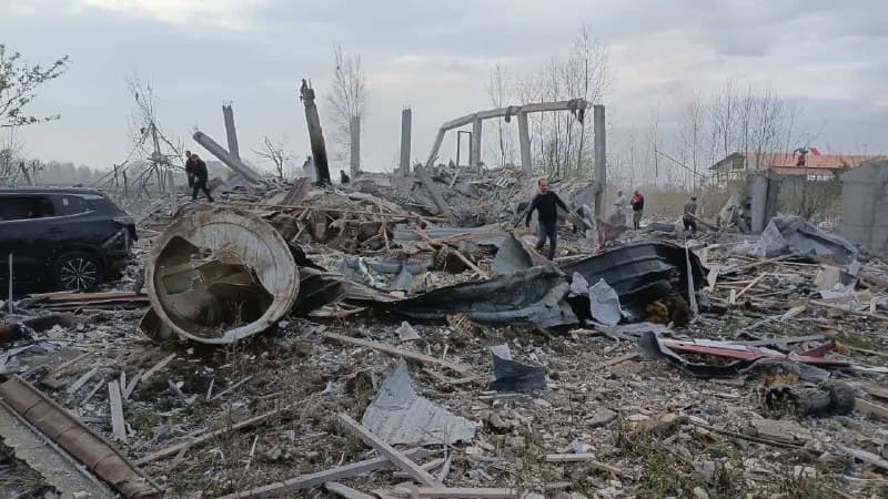 در مورد خبر شفت
به نقل از منابع محلی
ظاهرا سردار عزیزی بوده
که زنده مونده ولی پاهاش قطع شده
پیشتر:
ساعت ۷صبح مورخ ۹فروردین ۱۴۰۵. توی یکی از شهرهای استان گیلان شفت یک منزل ویلایی که ظاهرا سردار بوده و از یاران قاسم سلیمانی بوده به همراه خانواده اش کشته شدند. صدا و سیما رشت کشته شدن دو نفر رو اعلام کردند ظاهرا با پهپاد زدن..
@mamlekate