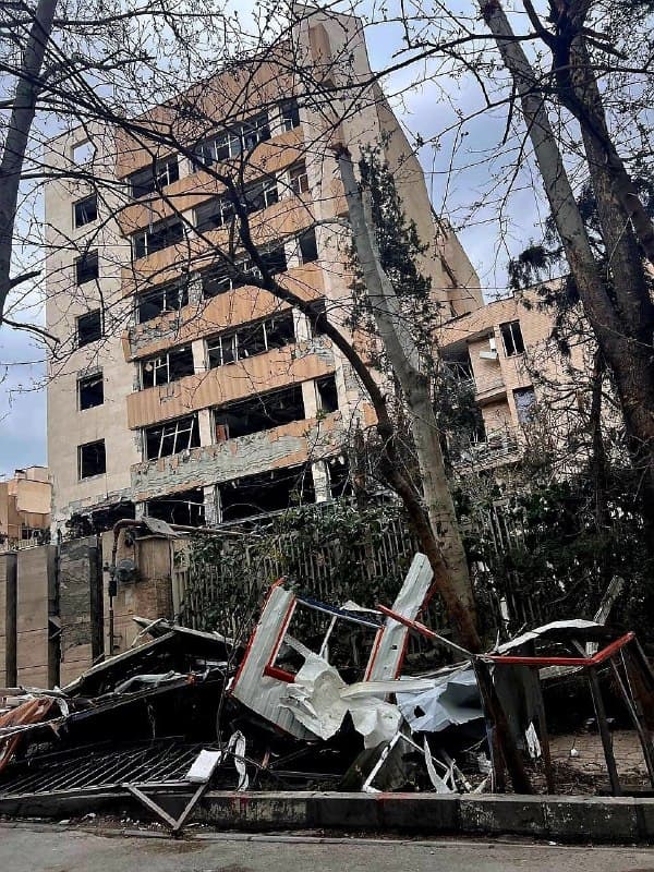 عکس دریافتی با شرح: 'ساختمان هدف گرفته شده در کوچه پنجم خیابان نفت شمالی (مصدق) #تهران در حمله ساعت ۲۳ دیشب'
یکشنبه ۹ فروردین
Vahid
📡 @VahidOnline