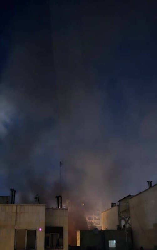 📝 ساعت ۴ صبح دهم فروردین ماه، سعادت آباد، کوچه شانزدهم، هوا فضا رفت رو هوا. یه ساختمانی بود قدیمی، هوا فضاها ساختمانهای اداری جهت سازماندهی ساخت موشک تشکیل شده، هفته پیش هم یه ساختمان هوا فضا رو تو شیخ فضل االه زدند.
🔎 «خیابون چهاردهم غربی پایین میدان کاج بوده»
@mamlekate