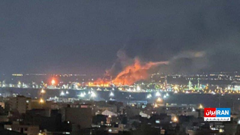 تصویر رسیده به ایراناینترنشنال، آتشسوزی گسترده را در پالایشگاه تبریز پس از حملات هوایی بامداد دوشنبه ۱۰ فروردین نشان میدهد.
🏁 🇬🇧 IranintlTV
🤖 @VahidOOnLine