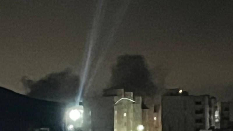 ۲۱:۰۲۲ اون که از کردستان گفت چه دقیق گفت!
تهرانپارس صدای انفجار
چقدر دقیق گفت این دوستمون
21 و 22 حکیمیه داره میترکه
دقیق صدای جنگنده ساعت ۲۱:۲۲ دقیقه
آسمان کرج کردان
به گفته ی اون آقا
همین الان تهرانپارس یه جا رو زدن
سمت شرق تهران بود. لرزید.
وحید سمت پارچین رو زدن ۲۱.۲۳
صدای جنگنده شمال تهران
لویزان ۳ تا شیان ساعت ۲۱.۲۳
شمال شرق رو زد ۹:۲۲ شب
پارچین شرق و شمال شرق رو چند بار زد
تهران، لویزان، شیان. صدای ۳ انفجار خیلی نزدیک. ساعت ۲۱:۲۴
نیاوران ۲۱:۲۴ صدای ۴ انفجار شنیده شد
انفجارهای کرج شروع شد
۹:۲۴ نزدیک پردیس صدا میاد
ساعت ۲۱:۲۳ کرج صدای انفجار اومد البته از دور
سلام اقا وحید ۹:۲۳ سمت فرمانیه ۲ تا صدا اومد
ساعت ۲۱:۲۲ یه انفجار خیلی بزرگ سمت هروی صداش اومد نمیدونم از کجا بود
شهرک وحدت کرج الان صدای انفجار بدی اومد
21:25 سمت کردان صدای انفجار میاد
وحید جان همین الان ساعت ۹:۲۴ صدای انفجار شدید فردیس
چندین انفجار شدید و بلند سمت دانشگاه امام حسین تهران، الان ساعت ۲۱.۲۰ دوشنبه
انفجارها خیلی مهیب و زیاد بودن
غرب و جنوب غرب تهران اسمون روشن شد 21.25
وحییید همین الان 21:24 شهر قدس دوتا صدای انفجار شدید اسمون روشن شد
یکی دیگم زدن دور بود
تا الان 5 تا 21:25 سمت شمال حصارک کرج
دقیقا ۲۱:۲۴ که دوستان گفتن کرج صدای ۴ انفجار بزرگ
چهار صدای انفجار ناجور سمت باغستان شاهین ویلا کرج صدای عر عر مسجد هم قطع شد
یوسف اباد ۹:۲۵ صدای انفجار دور اومد
کلاردشت گروه دوم جنگنده داره رد میشه ۲۱:۲۵
سلام گیشا هستم- صدای انفجار شدید از سمت غرب میاد ۲۱:۲۶
انقلاب 21:25 صدای انفجار نزدیک (همون جتا که گفتن ایشون)
کرج یه انفجار شنیده شد ۲۱:۲۴ دقیقه ما سمت بنفشه شنیدیم. و یکی دوباره ۲۱:۲۶.
چندین انفجار دیگه ساعت ۲۱:۲۵ , کرج
شمال کرج ۴ تا صدای انفجار شنیده شد ساعت ۲۱:۲۴
۲۱:۲۵ یک انفجار شدید یه جا سمت بهارشیراز زد خونه و شیشه لرزید
۲۱:۲۶ دومیش کمی دورتر بود
دو انفجار شدید در سعادت آباد ۲۱:۲۳
پونک ۹:۲۵ انفجار شدید
همین الان از هروی صدای اصابت موشک شنیدیم البته با فاصله بود ، بیشتر سمت شرقبود ۲۱:۲۳
۲۱:۲۵ تهران - فاطمی انفجار
ممنون از دوستان خوب کردستانی بابت اینکه خلا «آژیر خطر»ی که هیچ وقت جمهوری اسلامی برای مردمش نساخت رو دارن پر میکنن
۲۱.۲۵ غرب تهران شهرک اکباتان صدای انفجار
همین الان ورامین باز صدای انفجار اومد
سلام همين الان ساعت ٢١:٢٤
٢ انفجار از كرج
شرق تهران و پارچین رو دارن دوباره میزنن ۲۱.۲۶
همین الان شهرک غرب سمت دادمان دو تا انفجار شدید
کرج شاهین ویلا صدای سه تا انفجار اومد ، خیلی بلند بود
ساعت ۲۱:۲۵ از حدود اوین صدا اومد.
ساعت ۲۱:۲۶ از سمت سعادت آباد صدا اومد.
کوی فراز هستیم
سلام دوشنبه ١٠ فروردین، ساعت ٢١:٢۵ ،البرز کرج،چهارتا انفجار بزرگ، به نظر دور میومد ولی شدید
📡 @VahidOnline