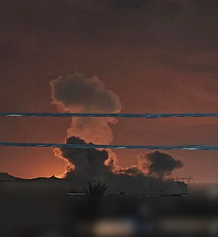 #اهواز ۴:۲۰ سمت پادگان گلف و چهارشیر'
عکس دریافتی، چهارشنبه ۱۲ فررودین
Vahid
سایر پیامهای دریافتی تایید نشده که ممکن است شامل حدسیات نادرستی درباره سمت و سو باشند:
اهواز ساعت ۴:۲۰
محله امانیه صدای انفجار وحشتناک
اهواز۴و۲۲دقیقه.
صدای جنگنده میاد.
۳ تا الان زد.
اهواز هم صدای جنگنده میاد هم چهار بار صدای انفجار اومد ولی نمیدونم کجا رو زدن
صدای جنگنده و حداقل ۳ انفجار در اهواز ساعت ۴:۲۰ بامداد
سلام؛ اهوازم سمت فرودگاه ساعت ۴:۲۵ توی ۵ دقیقه اخیر تا الان ۴ بار صدای انفجار اومد
اهواز ساعت ۴.۲۳ سمت گلستان هستم تا الان صدای ۳ انفجار بلند اومده نمیدونم کجا رو زدن
اهواز سمت گلف رو زدن
۴-۵ تا انفجار وحشتناک
دودش هم بلند شده
سلام اهوازم کیانپارس صدای ۳ انفجار خیلی وحشتناک اومد
اهواز سمت گلف زد
دودش بلند شده
من اهوازم و سمت گلف هستم
سه بار زدن به قدری وحشتناک بود. شبشهها لرزید
سلام اهواز هستم منطقه کوروش ۴:۲۰ اینجوریا صدای وحشتناک ۴،۵ انفجار شدید سمت گلف بود یکی هم دیدم سمت فرودگاه بود
اهواز ساعت ۴:۱۵ تا ۴:۲۰
۵ صدای انفجار شدید در نزدیکی محله زیتون کارمندی شنیده شد
اهواز پنج تا انفجار بود طرفای چهارشیر خیلی شدید بود خونه ها بدجور لرزید
از ساعت دو و خوردهای صدا جنگنده میومد
چند دقیقه پیش چهاربار لشکرو زدن
آقا وحید اهواز ۳ صدای انفجار شدید اومد پادگان گلف و الحدید سمت چهارشیر
اهواز رو یک ربع پیش طوری زد که از اول جنگ تا الان اینطور نزده بود.نمیدونم چند باری که زد کجا رو زد ولی خیلی وحشتناک بود
۵ تا انفجار با فاصله حدودا کوتاه بود
اولی و دومی و سومی گلف بود
چهارمی چهارشیر
پنجمی گلستان باقی هم
گلف یا دوتا بود یا سه تا
اهواز دقیقا مشخص نیست کدوم سمت زدن
چون بسیار از مناطق مثل پاداد،سپیدار،کیانپارس،امانیه و..لرزید
که احتمالا برمیگرده روی پایگاه الحدید سمت چهارشیر و تپه
که فکر میکنم سمت تپه هم احتمالش هست چون خونه ما به شدت لرزید و این لرزشش از زمانی که پایگاه و اطلاعات سمت کویرمضان هم زدن شدیدتر بود.
وحید جان اهواز رو از همیشه سنگین تر و شدیدتر زدن.. قطعا بمب افکن بود.. ما از ترس فقط از شیشه ها فاصله گرفتیم
📡 @VahidOnline