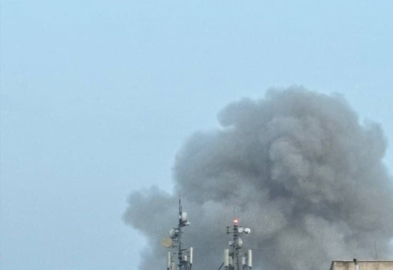 عکس دریافتی: 'انفجار محدوده خیابان طالقانی در مرکز #تهران، ۵:۴۰ صبح چهارشنبه ۱۲ فروردین'
Vahid
پیامهای دریافتی تایید نشده:
اقا وحید ۵:۴۰ هفت تیر مفتح جنوبی ساختمون سفارت امریکا رو زدن
پنجره های ساختمون کناریاش از جا کنده شدن
چون داخل ساختمون سفارت هميشه كلي بسيجي جمع ميشدن با پهباد زدن
خونه مادر همسرم اونجا هست و كل پنجره هاشون غلفتی از جا درومده
سلام ۵:۴۰ شرق سفارت آمریکا رو زدن در خیابان مفتح جنوبی تهران تقاطع طالقانی
یعنی سفارت خودشو زد
البته دیده بودم قبلا خیلی بسیجی و ادمای مشکوک رفت و آمد میکنن
میدون ولیعصر یه لایه دوده ۶:۳۱ دیوونه شدیم به خدا
سفارت امریکا رو سالهاست تبدیل کردن به ساختمان اصلی بسیج دانشجویی
📡 @VahidOnline